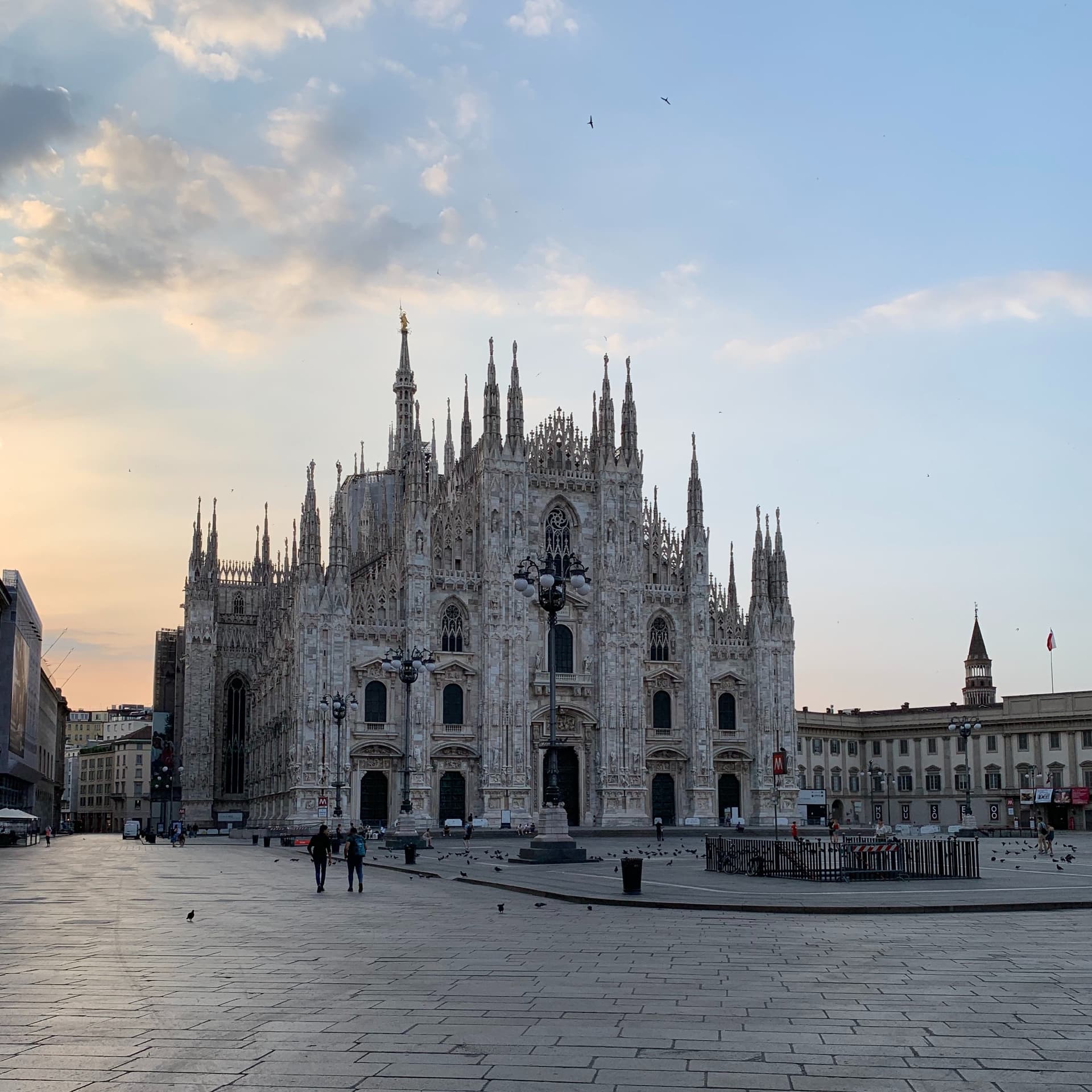 Milan Walking City Tour with Duomo & La Scala Theatre
